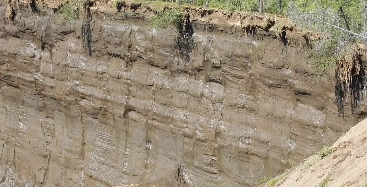 Các nhà địa chất học nghiên cứu lớp đất đá tại hố tử thần Batagaika