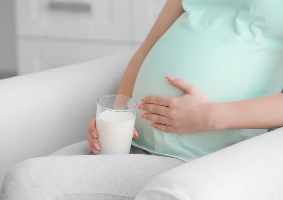 sữa bà bầu cung cấp thêm cho thai phụ các chất đạm, omega 3, một số vitamin A, D, canxi.