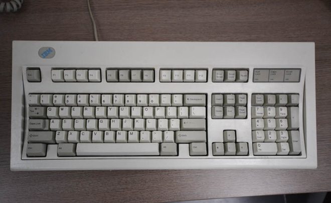 Năm 1984, IBM giới thiệu bàn phím mở rộng 101 phím