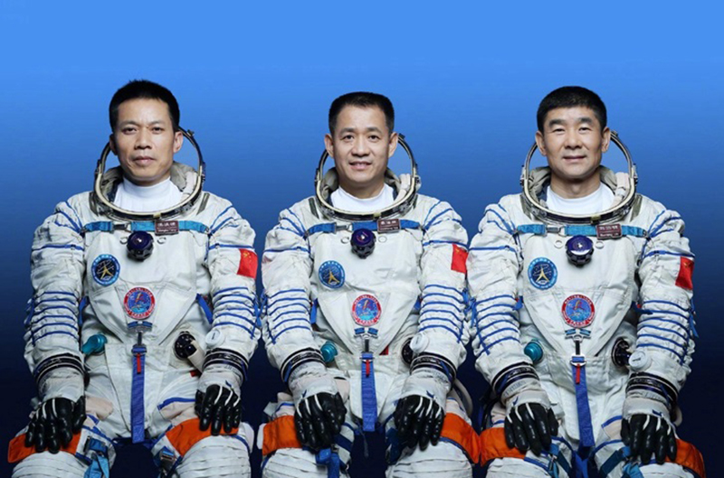 ba phi hành gia làm việc tại trạm thiên cung